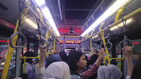 Suasana naik bus Transjakarta dari Senayan menuju Cawang saat jam pulang kantor, Kamis (17/4/2025). Foto: Thomas Bosco/kumparan