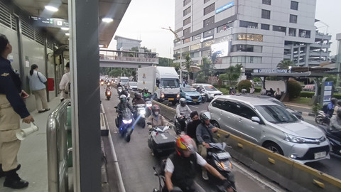 Penampakan motor dan mobil yang masuk jalur bus Transjakarta di depan Halte Ciliwung Arah Timur, Kamis (17/4/2025). Foto: Thomas Bosco/kumparan