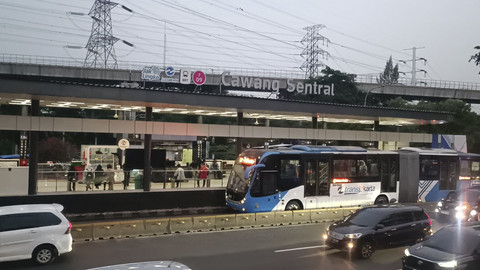 Halte Transjakarta Cawang Sentral di depan UKI, Jakarta Timur, Kamis (17/4/2025). Foto: Thomas Bosco/kumparan