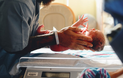 Ilustrasi Syarat Bikin Akta Kelahiran Anak       Sumber Unsplash/Christian Bowen