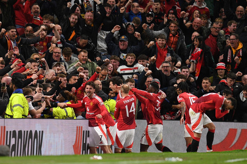 Selebrasi pemain Manchester United (MU) saat lawan Lyon dalam laga leg kedua perempat final Liga Europa 2024/25 di Old Trafford, Jumat (18/4) dini hari WIB. Foto: Oli SCARFF / AFP