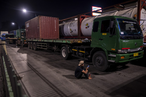 Warga duduk di samping truk yang terjebak macet di Jalan Enggano menuju Pelabuhan Tanjung Priok, Jakarta, Kamis (17/4/2025). Foto: Bayu Pratama S/ANTARA FOTO