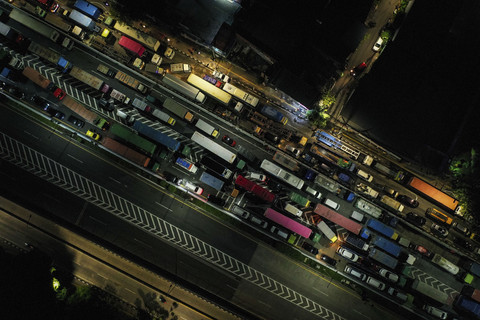 Foto udara sejumlah kendaraan terjebak macet di Jalan Yos Sudarso menuju Pelabuhan Tanjung Priok, Jakarta, Kamis (17/4/2025). Foto: Bayu Pratama S/ANTARA FOTO