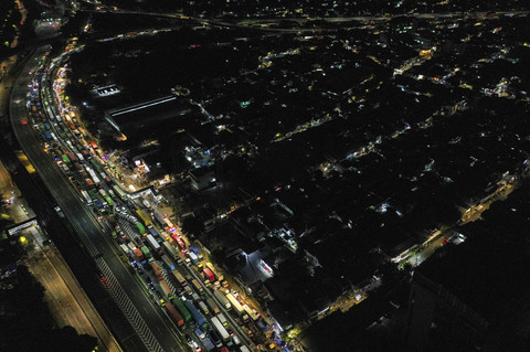 Foto udara sejumlah kendaraan terjebak macet di Jalan Yos Sudarso menuju Pelabuhan Tanjung Priok, Jakarta, Kamis (17/4/2025). Foto: Bayu Pratama S/ANTARA FOTO