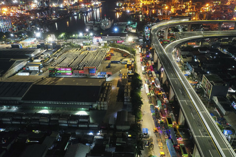 Foto udara sejumlah kendaraan terjebak macet di Jalan Yos Sudarso menuju Pelabuhan Tanjung Priok, Jakarta, Kamis (17/4/2025). Foto: Bayu Pratama S/ANTARA FOTO