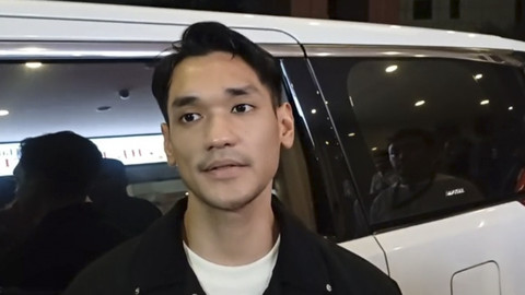 Penyanyi Afgansyah Reza saat Tahlilan Wafatnya Titiek Puspa di Kawasan Kebayoran Baru, Jakarta Selatan. Foto: Aprilandika Pratama/kumparan