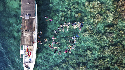  Ilustrasi wisatawan snorkeling. Foto: Shutterstock