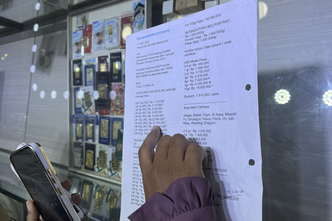 Pengunjung berburu emas antam di Pusat Emas Cikini, Jumat (18/4/2025). Foto: Haya Syahira/kumparan