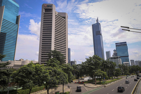 Kendaraan melintas di Jalan Sudirman, Jakarta, Jumat (18/4/2025). Foto: Iqbal Firdaus/kumparan