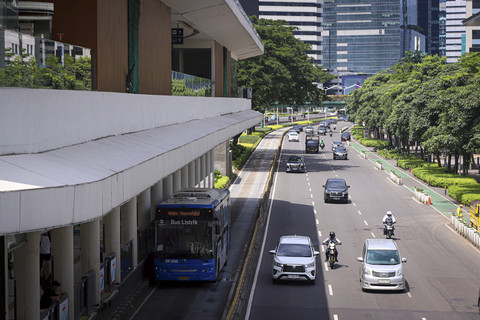 Sejumlah kendaraan melintas di Jalan Sudirman, Jakarta, Jumat (18/4/2025). Foto: Iqbal Firdaus/kumparan