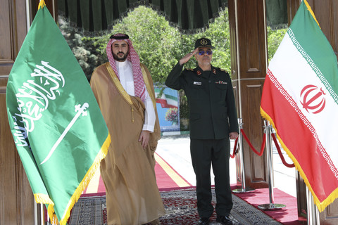 Menteri Pertahanan Arab Saudi Khalid bin Salman disambut oleh Kepala Staf Umum Iran Mayor Jenderal Mohammad Bagheri (R) pada saat kedatangannya di Teheran, Iran, Kamis (17/4/2025). Foto: Anadolu Agency/ Via Reuters