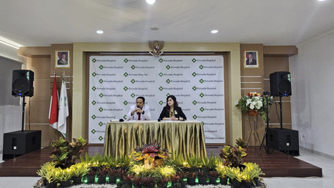 Tim etik RS sub komite etik dan disiplin serta dokter spesialis forensik Persada Hospital Kota Malang Dr. Galih Endra Dita (kiri) dan Supervisor Humas Persada Hospital Malang, Sylvia Kitty Simanungkalit, Jumat (18/4/2025). Foto: Istimewa