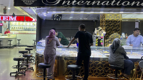 Tiga calon pembeli mencari emas di Melawai Plaza, Jakarta Selatan, Jumat (18/4/2025).  Foto: Haya Syahira/kumparan
