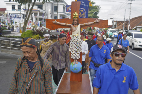 Umat Katolik mengikuti kirab salib saat memperingati Hari Jumat Agung di Kota Magelang, Jawa Tengah, Jumat (18/4/2025). Foto: Anis Efizudin/ANTARA FOTO