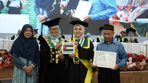 Rektor UNISA, Warsiti, berfoto bersama wisudawan. Foto: Dok. UNISA Yogya