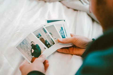 Ilustrasi Arti Lagu My Old Story IU. Sumber: Pexels/Fotios Photos