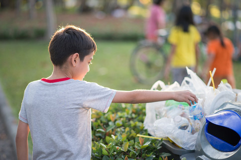 Ilustrasi Menumbuhkan Kecintaan Anak pada Lingkungan. Foto: Littlekidmoment/Shutterstock
