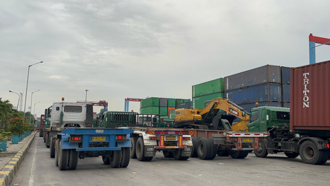 Suasana di dalam Pelabuhan Tanjung Priok, Jakarta Utara pada Jumat (18/4). Foto: Abid Raihan/kumparan