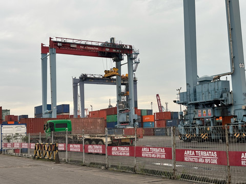Suasana di dalam Pelabuhan Tanjung Priok, Jakarta Utara pada Jumat (18/4). Foto: Abid Raihan/kumparan