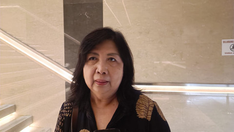 Rosa (67) melintasi Terowongan Silaturahmi usai mengikuti Ibadat Jumat Agung di Gereja Katedral, Jakarta, Jumat (18/4). Foto: Zamachsyari/kumparan