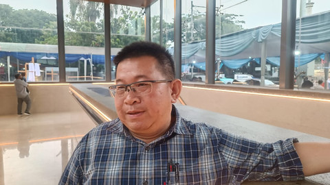 Seto (54) melintasi Terowongan Silaturahmi saat hendak mengikuti Ibadah Jumat Agung di Gereja Katedral, Jakarta, Jumat (18/4). Foto: Zamachsyari/kumparan