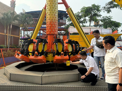 Polisi olah TKP kejadian remaja berinisial RDP (14 tahun) yang terjatuh dari wahana Pendulum 360 di Jatim Park 1, Kota Batu. Foto: dok. Polres Batu