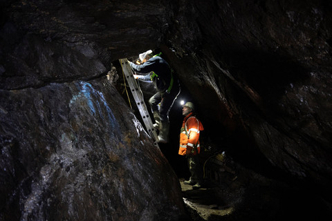 Ketua Alba Mineral Resources George Frangeskides (kanan) dan kepala operasi sekaligus ahli geologi senior Mark Austin memasuki tambang emas Clogau St David di dekat Dolgellau di Wales pada 27 Maret 2025. Foto: Oli SCARFF / AFP
