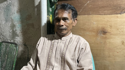 Ketua RW 03 Kelurahan Rawasari, Cempaka Putih, Jakarta Pusat, Kartono (63 tahun), saat diwawancarai di rumahnya terkait kasus pelecehan oleh dokter PPDS gigi UI, Jumat (18/4/2025). Foto: Fadhil Pramudya/kumparan