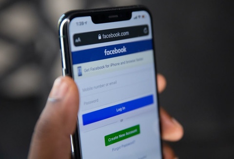 Ilustrasi 100 Star Facebook Berapa Rupiah       Sumber Unsplash/Solen Feyissa