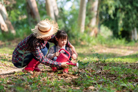 Ilustrasi berkebun bersama anak Foto: Shutterstock