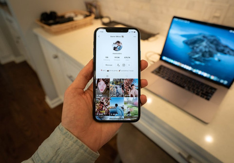 Ilustrasi 100 Koin TikTok Berapa Rupiah       Sumber Unsplash/Aaron Weiss
