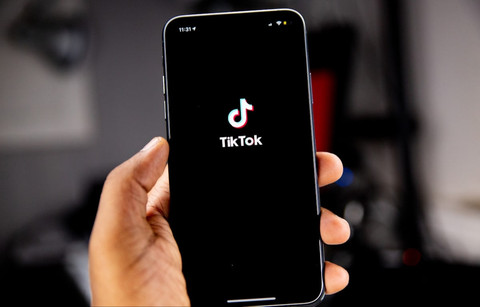 Ilustrasi 100 Koin TikTok Berapa Rupiah       Sumber Unsplash/Solen Feyissa
