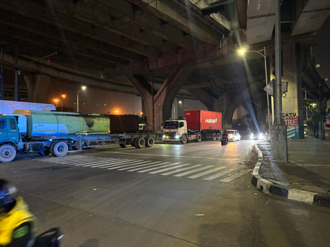Situasi terkini di persimpangan gerbang Pelabuhan Tanjung Priok, Jakarta Utara pada Jumat (18/4). Foto: Abid Raihan/kumparan