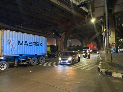 Situasi terkini di persimpangan gerbang Pelabuhan Tanjung Priok, Jakarta Utara pada Jumat (18/4). Foto: Abid Raihan/kumparan