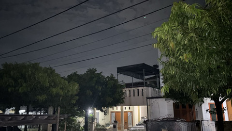 Kawasan Kemang Pratama pada Jumat (19/4) malam, saat bau gas tercium.  Foto: Abid Raihan/kumparan