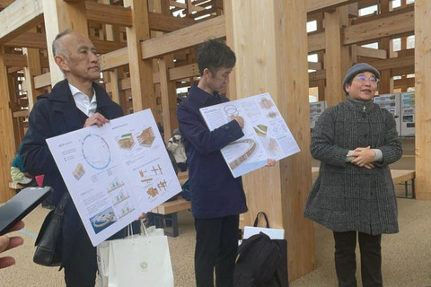 Arsitek Tohaka (paling kanan) saat menjelaskan arsitektur Grand Ring. Foto: Arifin Asydhad/kumparan