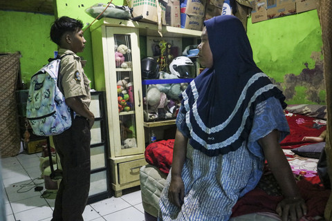 Berbincang dengan anak: Ekawati berbincang dengan anaknya di rumah kontrakan. Foto: Idlan Dziqri Mahmudi/ANTARA FOTO