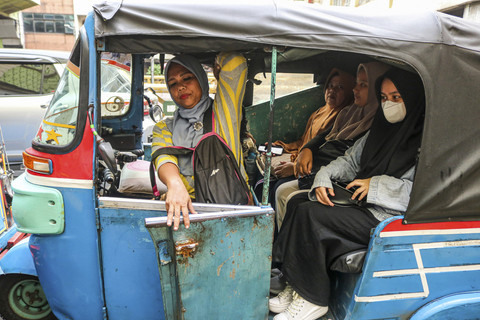 Mengantarkan penumpang: Ekawati bersiap menarik bajaj untuk mengantarkan penumpang. Foto: Idlan Dziqri Mahmudi/ANTARA FOTO