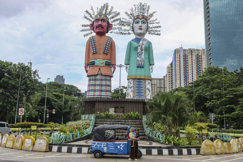 Berpose: Ekawati dan Cantika berpose dengan bajaj di monumen ondel-ondel Kemayoran. Foto: Idlan Dziqri Mahmudi/ANTARA FOTO