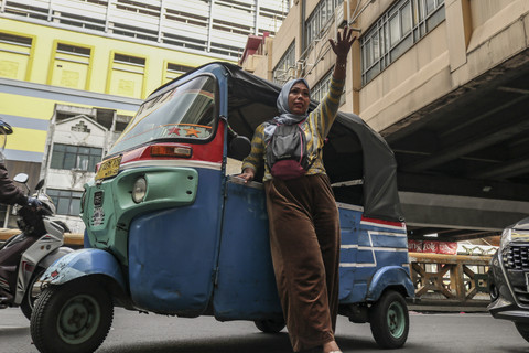 Mencari penumpang: Supir bajaj Ekawati mencari penumpang di Pasar Tanah Abang. Foto: Idlan Dziqri Mahmudi/ANTARA FOTO