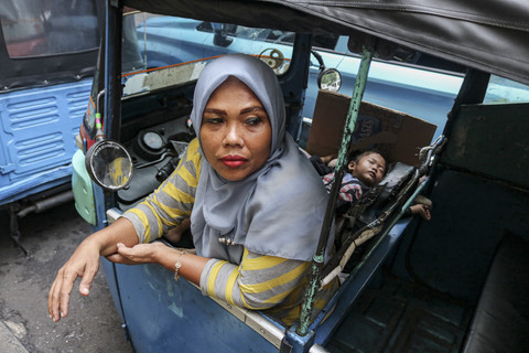 Bersama putri bungsu: Supir Bajaj Ekawati bersama putri bungsunya, Cantika, menunggu penumpang. Foto: Idlan Dziqri Mahmudi/ANTARA FOTO