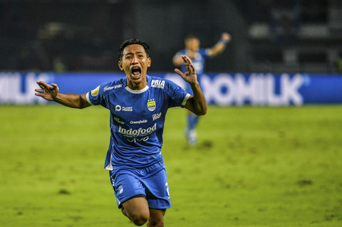 Pemain Persib Bandung Beckham Putra melakukan seleberasi usai mencetak gol ke gawang Bali United pada pertandingan lanjutan BRI Liga 1 di Stadion Gelora Bandung Lautan Api (GBLA), Bandung, Jawa Barat, Jumat (18/4/2025). Foto: Raisan Al Farisi/ANTARA FOTO