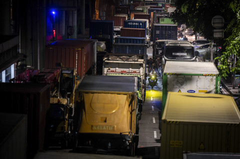 Pengendara sepeda motor melintas di sela truk kontainer yang terjebak macet di Jalan Yos Sudarso menuju Pelabuhan Tanjung Priok, Jakarta, Kamis (17/3/2025).  Foto: Bayu Pratama S/ANTARA FOTO