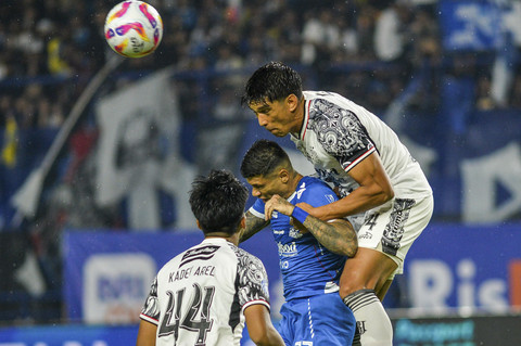 Pemain bola Persib Bandung Ciro Alves (tengah) berebut bola dengan pesepak bola Bali United Elias Dolah (kanan) dan Kadek Arel (kiri) pada pertandingan lanjutan BRI Liga 1 di Stadion Gelora Bandung Lautan Api, Ban... </div>
<div class=