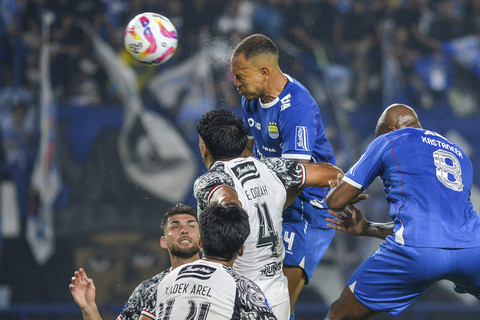 Pemain Persib Bandung Gustavo Franca (kedua kanan) menyundul bola yang berbuah gol ke gawang Bali United pada pertandingan lanjutan BRI Liga 1 di Stadion Gelora Bandung Lautan Api (GBLA), Bandung, Jawa Barat, Jumat (18/4/2025). Foto: Raisan Al Farisi/ANTARA FOTO