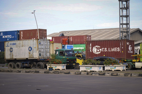 Sejumlah truk melintas di depan kawasan Pelabuhan Tanjung Priok, Jakarta Utara, Sabtu (19/4/2025). Foto: Iqbal Firdaus/kumparan