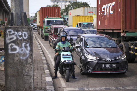Sejumlah truk melintas di depan kawasan Pelabuhan Tanjung Priok, Jakarta Utara, Sabtu (19/4/2025). Foto: Iqbal Firdaus/kumparan