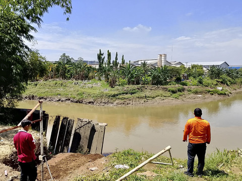 BPBD Kota Bekasi melakukan pengecekan Kali Bekasi di sekitaran Perumahan Pondok Gede Permai, Jatiasih, Bekasi, Jawa Barat, Sabtu (19/4/2025). Foto: Dok. BPBD Bekasi