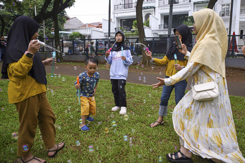 Sejumlah warga berwisata di Tebet Eco Park, Jakarta, Sabtu (19/4/2025). Foto: Iqbal Firdaus/kumparan