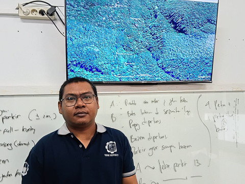 Ir Firman Syaifuddin SSi MT, salah satu pakar dari Departemen Teknik Geofisika ITS mengingatkan masyarakat tentang pentingnya mengetahui mitigasi bencana sebagai kewaspadaan. Foto: Humas ITS
